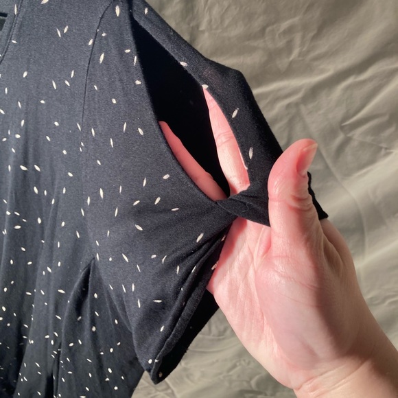 Small Patterned Cold Shoulder - Picture 4 of 5